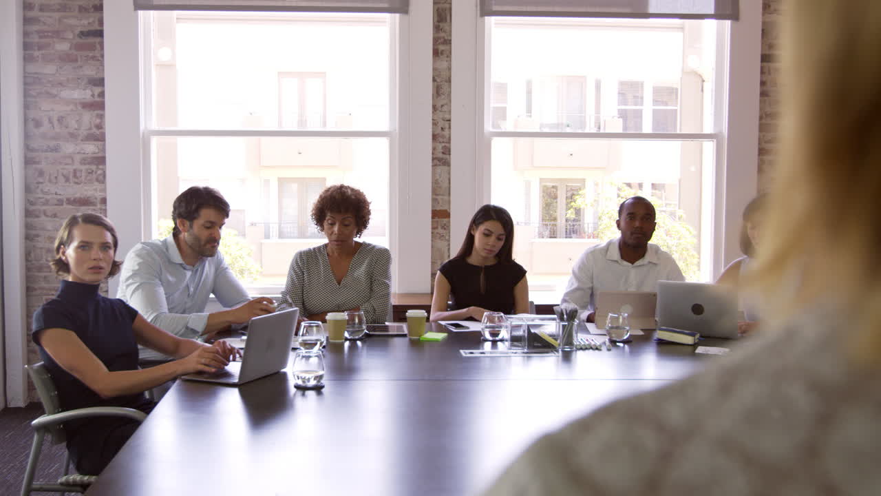 los empresarios escuchan la presentación de la sala de juntas filmada en r3d