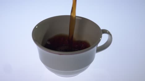 Kaffee-In-Eine-Weiße-Kaffeetasse-In-Zeitlupe-Gießen