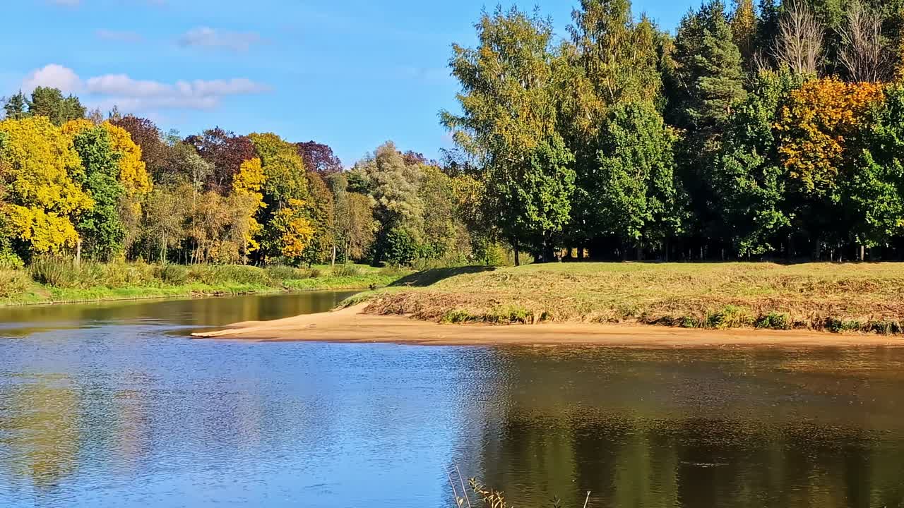 De rivier de Gauja stroomt door het beboste landschap en creëert een levendig herfsttafereel.
