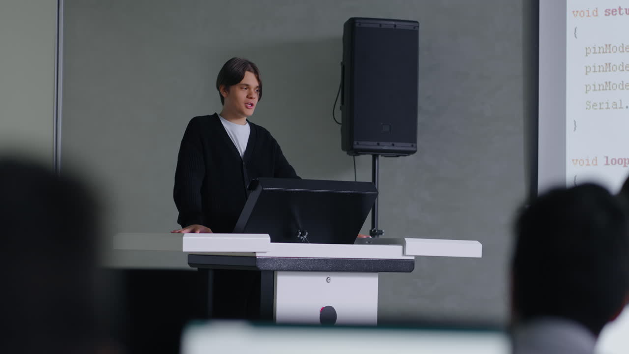 컴퓨터 과학 교실에서 프레젠테이션을 하는 학생
