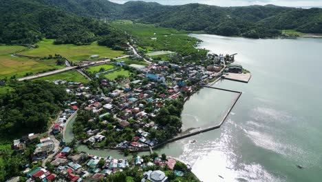 Abgelegenes-Kleines-Dorf-In-Der-Philippinischen-Landschaft,-Bergregenwald,-Luftaufnahme
