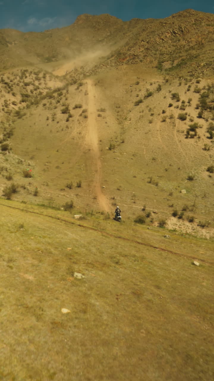 el piloto profesional conquista las colinas fpv drone. el piloto hábil encarna el espíritu aventurero de los deportistas que buscan la emoción del motocross entre la grandeza de la naturaleza