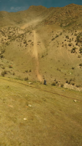 el piloto profesional conquista las colinas fpv drone. el piloto hábil encarna el espíritu aventurero de los deportistas que buscan la emoción del motocross entre la grandeza de la naturaleza