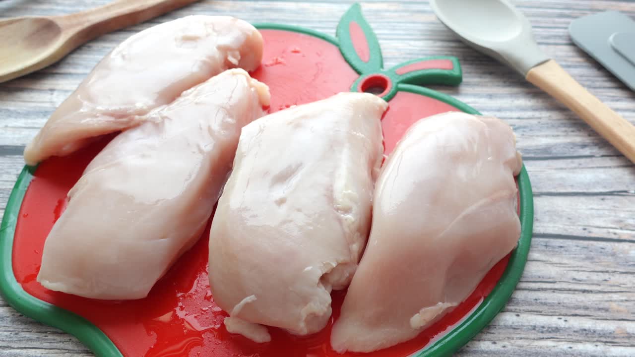 pecho de pollo crudo