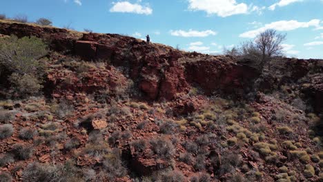Man-standing-on-edge-of-rocky-mountain-in-Western-Australia-desert