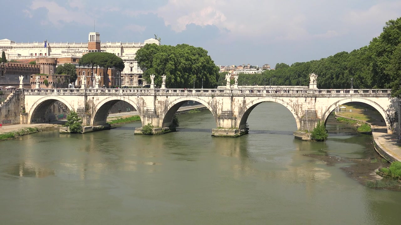 Roma'da Tiber Nehri Üzerindeki Ponte Sant'Angelo Köprüsü