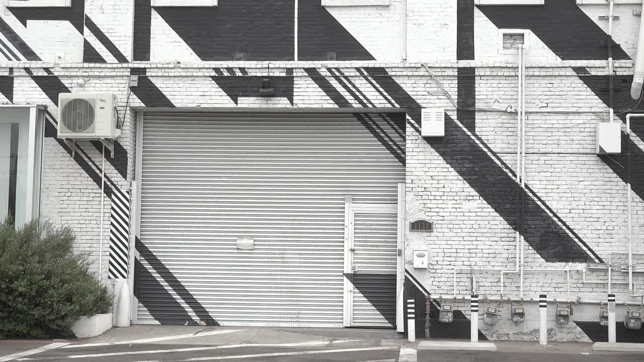 大きなドアのあるスタジオタイプの建物