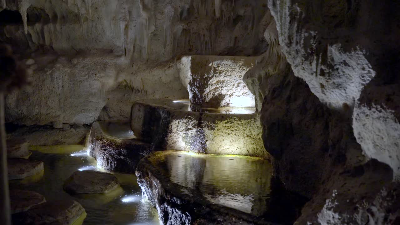 dentro de la cueva con luces que se reflejan en la pared áspera