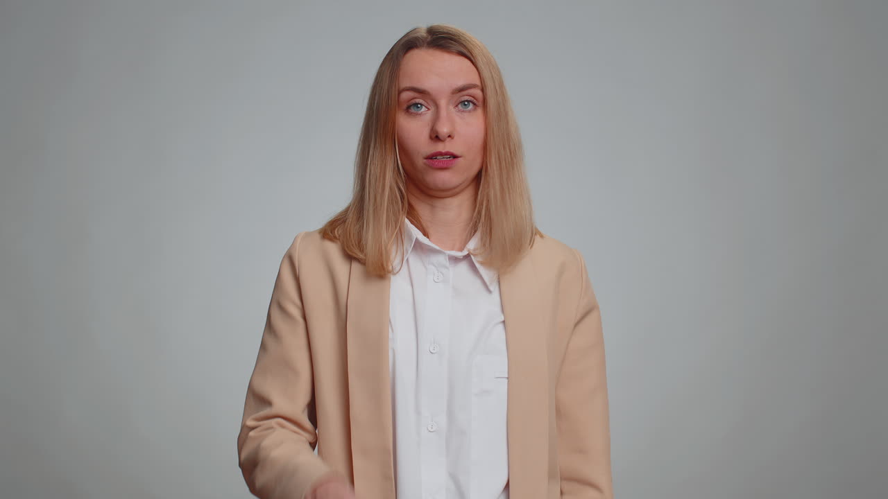 Podnikatelka hrozí prstem a říká „ne“, varuje před nebezpečím, chybou a dává najevo nesouhlas