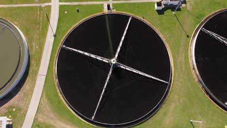 Grandes-Cámaras-Circulares-De-Agua-En-La-Planta-De-Purificación