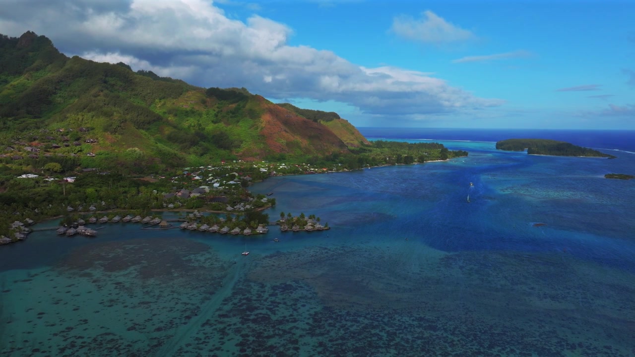 Cook's Bugt Opunohu Bugt Ta'ahiamanu Offentlige Strand Bora Bora Moorea Fransk Polynesien luftdrone Tahiti ø bungalows over koralrevskanal sejlbåde yachter morgen solrig blå himmel skyer baglæns