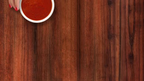 ofreciendo salsa de tomate
