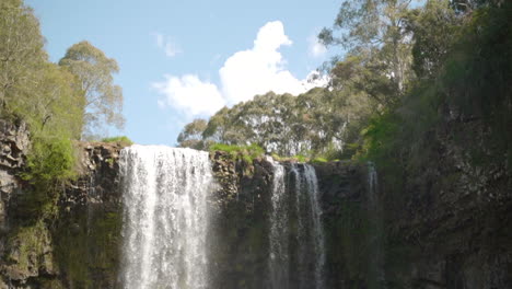 Zeitlupen-Kippschwenk-Des-Wasserfalls-Dangar-Falls-In-Australien