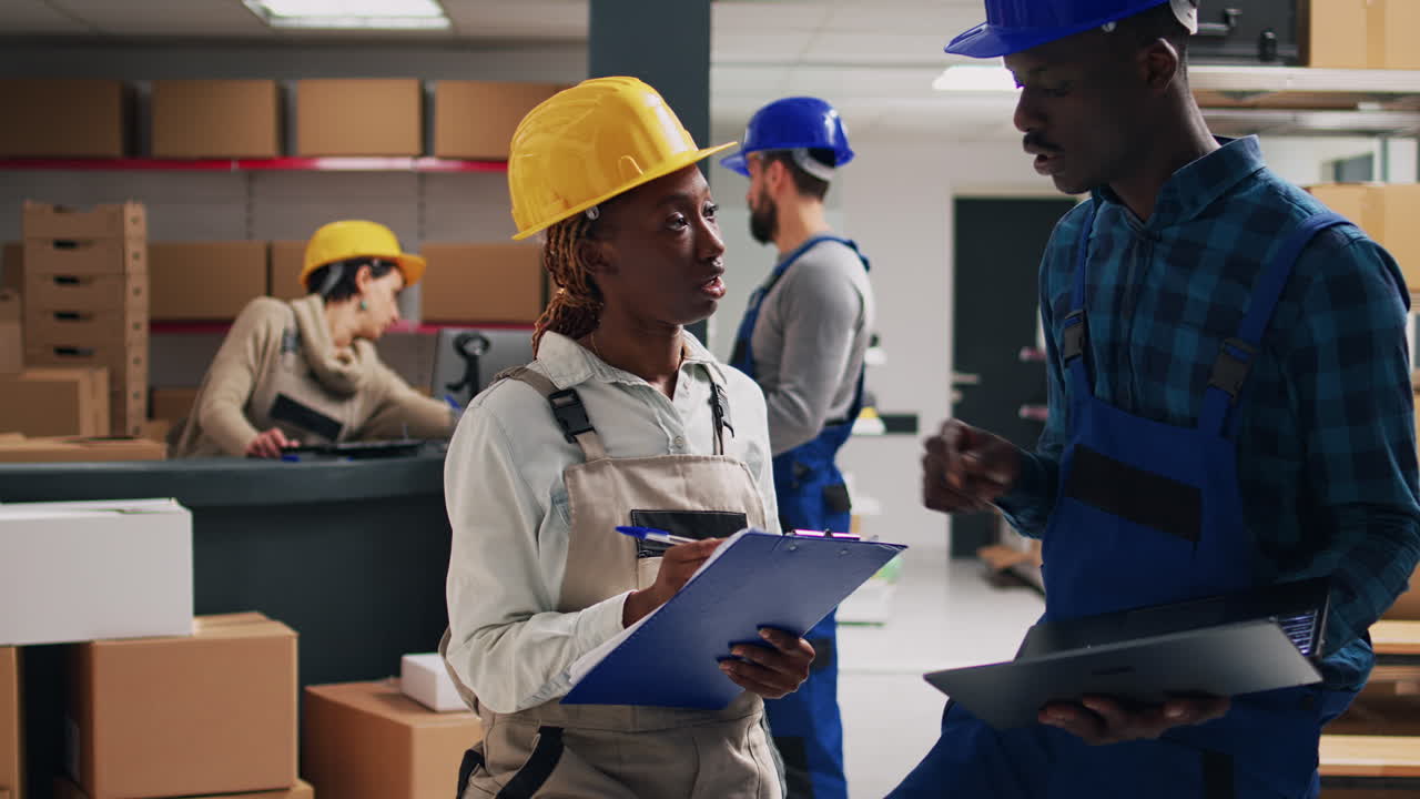 trabajadores del almacén comprobando el inventario