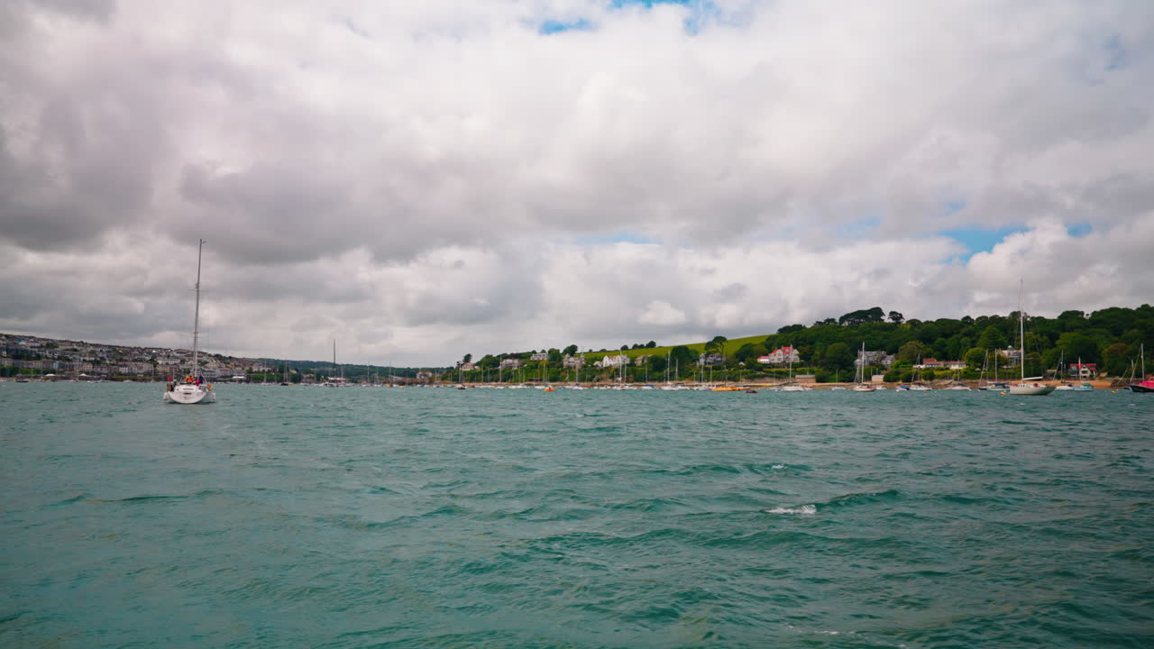 영국 코른월의 팔 강에서 보트 투어, 이 지역의 인근 마을을 발견합니다.