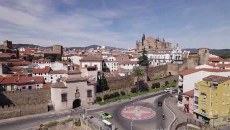 Aéreo:-Murallas-Históricas-De-Plasencia,-España,-Mostrando-El-Patrimonio-Arquitectónico