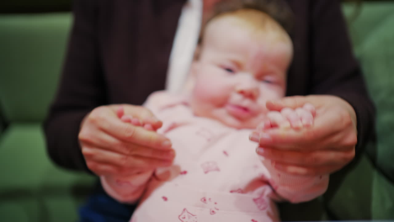 Mãe aconchegando o bebê perto do rosto em um momento terno.