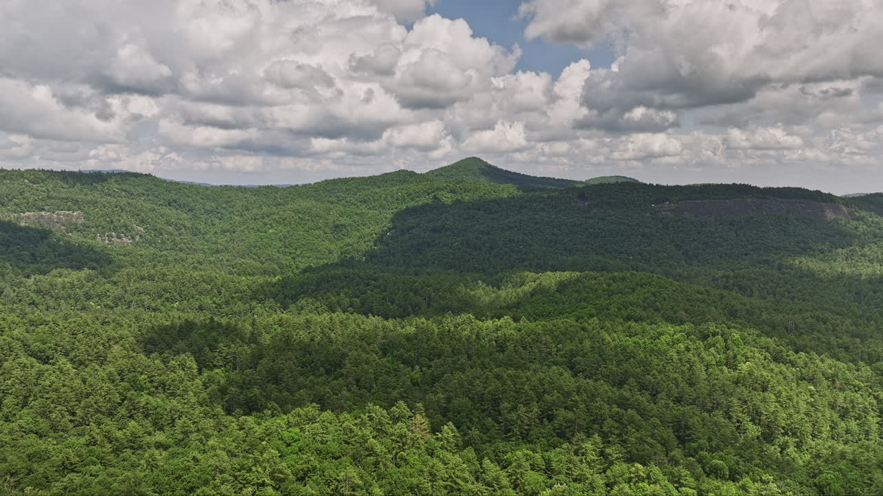 highlands north carolina aerial v22 cinematográfico sobrevuelo de drones bosque verde cañón capturando caídas secretas cabeza de sendero en medio de impresionantes vistas del paisaje montañoso en verano - filmado con mavic 3 cine - julio 2022