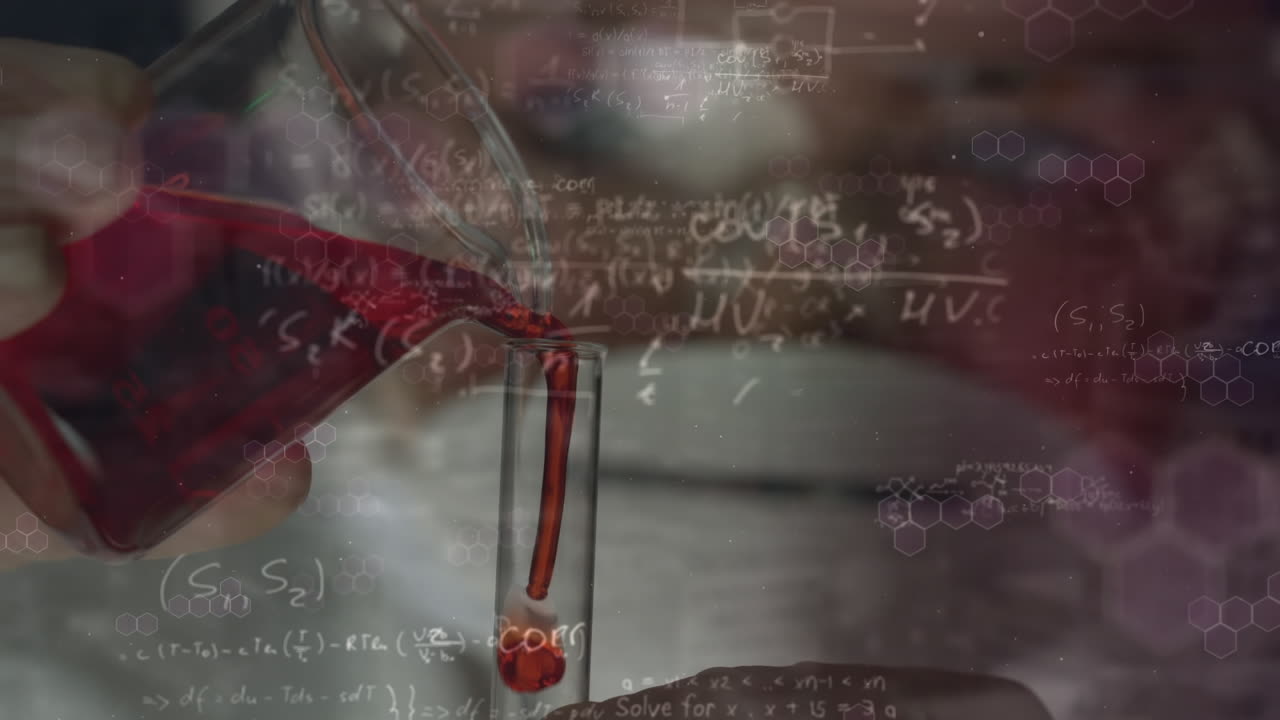 animación de fórmulas matemáticas y químicas sobre la mano del trabajador de laboratorio con líquido