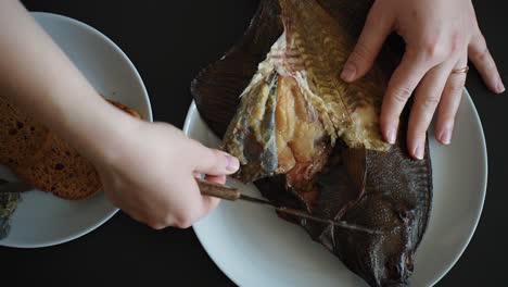 저녁 식사를 제공하는 절묘한 훈제 가자미 생선 식사