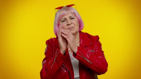 mujer anciana perezosa bostezando, somnolienta sintiéndose desatenta somnolente aburrida, sufriendo de falta de sueño