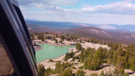 Kardanische-Statische-Aufnahme-Von-Einer-Gondel,-Die-Sich-Auf-Einen-Teich-Freut,-Der-Den-Mammoth-Mountain-In-Kalifornien-Hinunterfährt