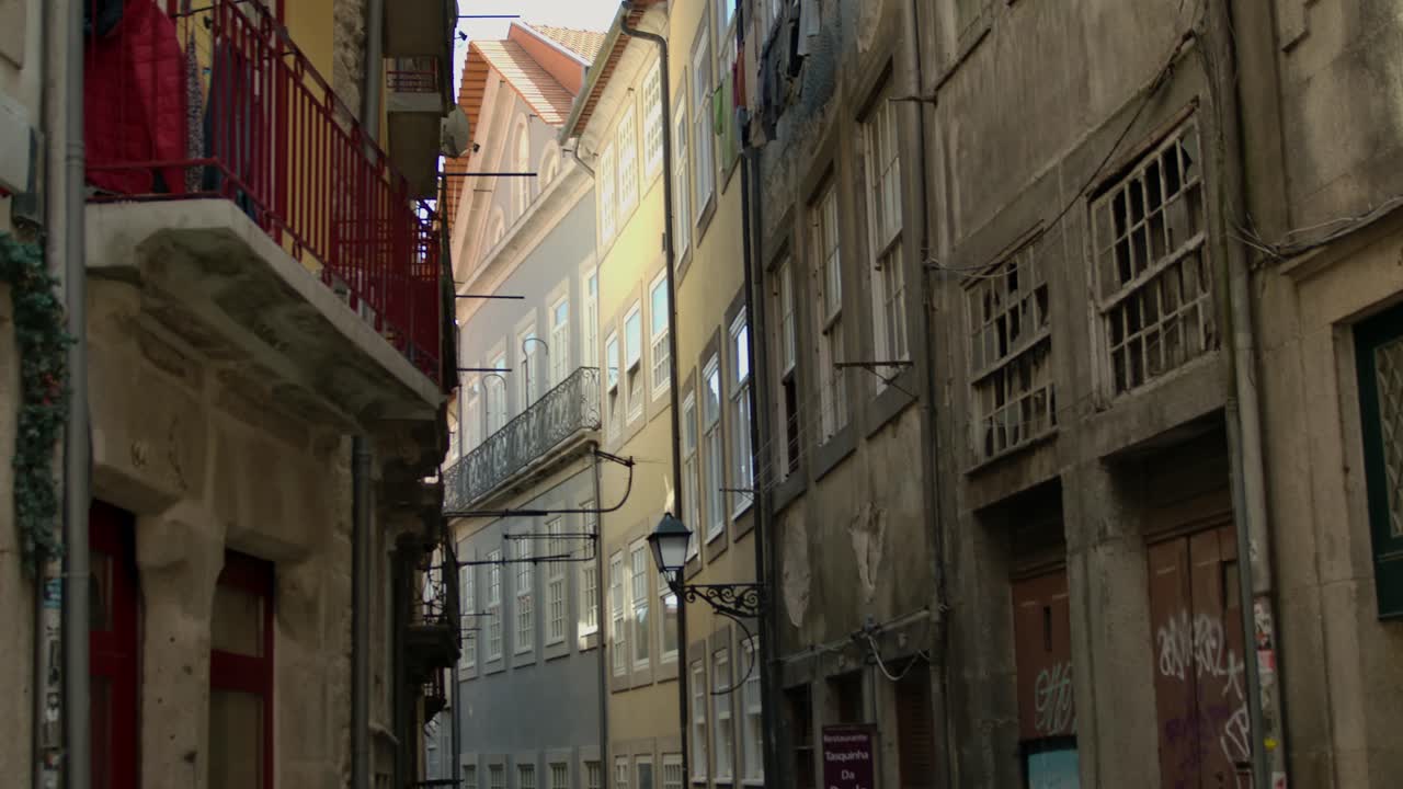 Edifícios nas ruas estreitas do Porto, Portugal.
