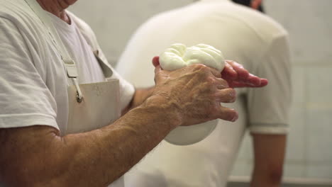 Trabajador-Masculino-Amasando-Queso-Mozzarella-Fresco-En-Fábrica,-Proceso-De-Producción