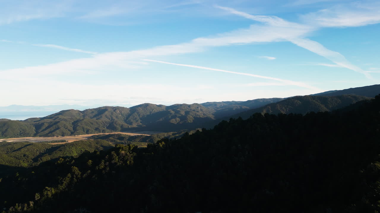 ⁇ 은 날에 뉴질랜드의 산맥, 공중 드론 뷰
