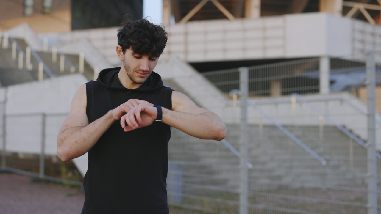 Uomo che controlla lo smartwatch in città