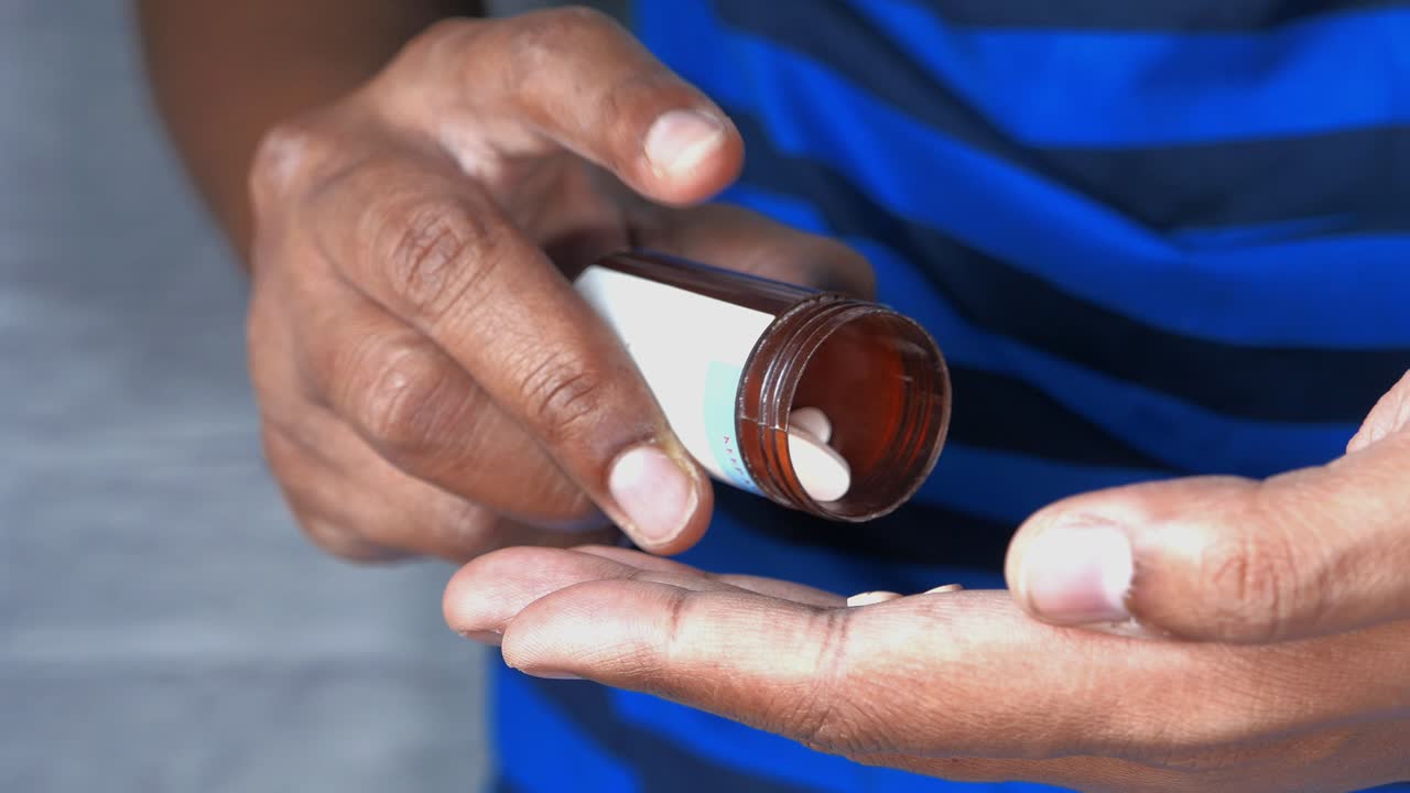 persona que toma un medicamento