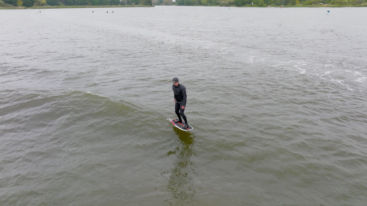 atleta en hidrofoil surf en ola volar sobre un lago en alemania en 50 fps