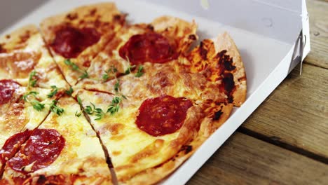 una deliciosa pizza en una caja de pizza