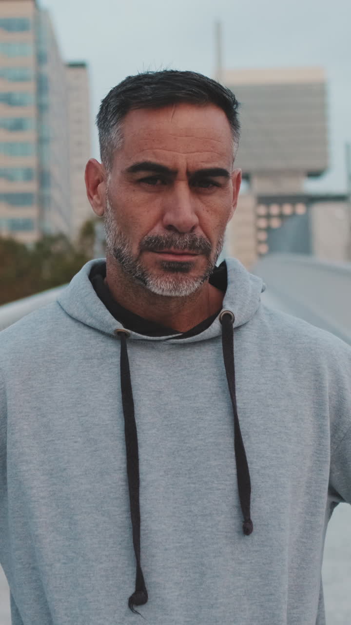 retrato de un hombre con capucha