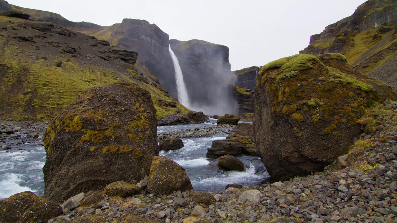 el río azul viajando al pie de la gran cascada de haifoss en islandia