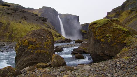 Wandernder-Blauer-Fluss-Am-Fuße-Des-Großen-Haifoss-Wasserfalls-In-Island