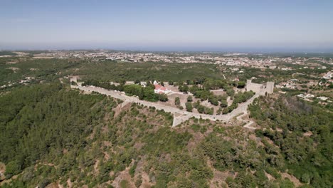 Hilltop-walled-fortress,-Sesimbra-Catle,-also-known-as-Castle-of-the-Moors,-Portugal