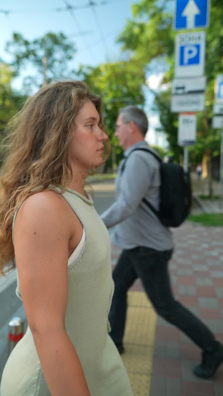 Donna che cammina per una strada della città