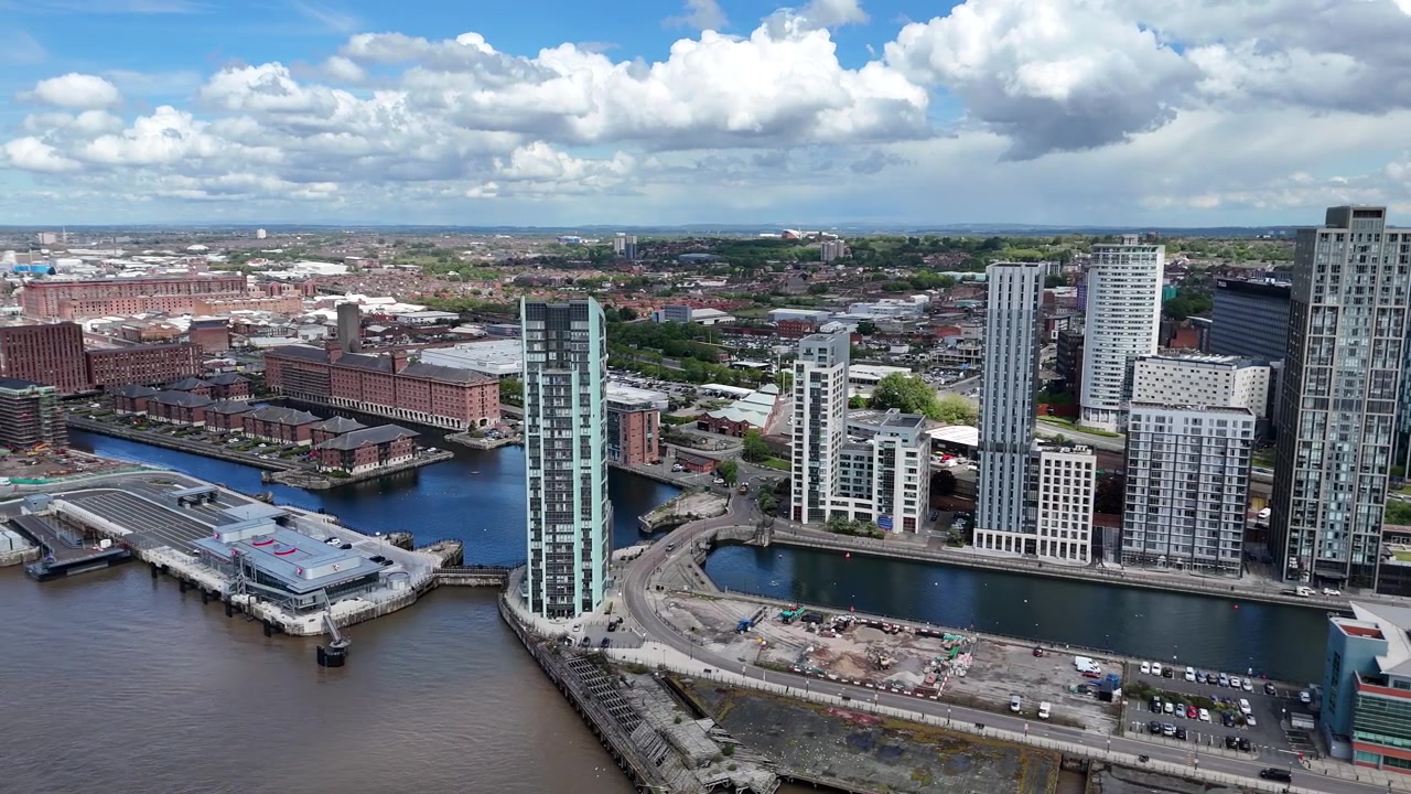 Appartamenti a molti piani sul lungomare di Liverpool, Regno Unito, panoramica aerea con drone