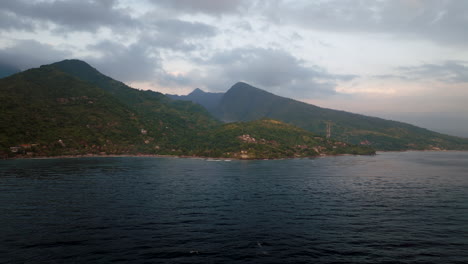 la luz del sol se desvanece, la costa balinesa se transforma en una escena encantadora