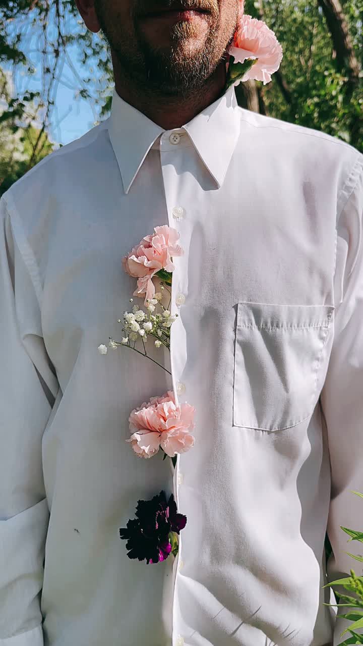 hombre con una camisa blanca y flores