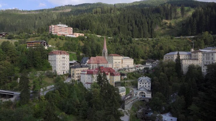Vista sulla tranquilla città termale di montagna di Bad Gastein nelle Alpi austriache in una giornata di sole
