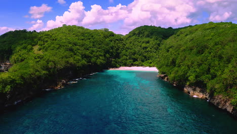 Pequeña-Laguna-Paradisíaca-Con-Playa-Tropical-Escondida-En-Una-Densa-Selva-Tropical