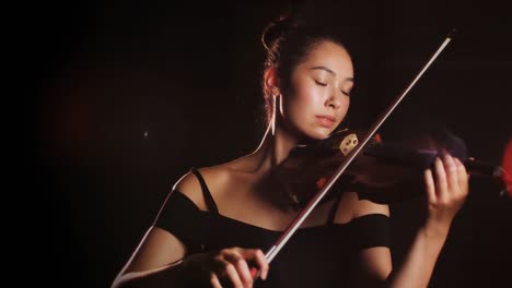 mujer tocando un violín