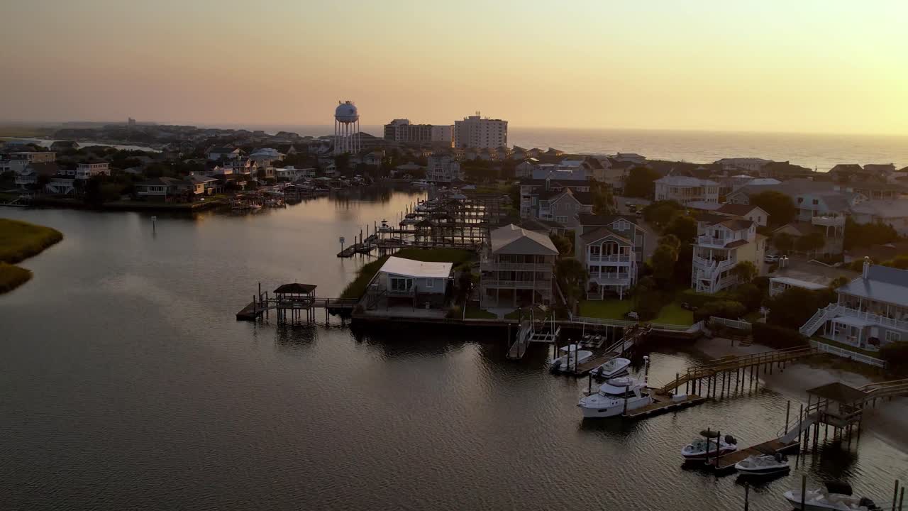 노스캐롤라이나 라이츠빌 비치 노스캐롤라이나의 헬리콥터 패드 위로 일출 공중