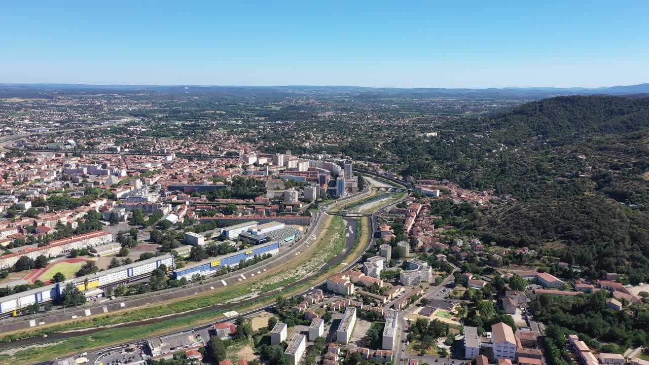 alès río le jardón, vista aérea grande sobre los edificios puente residencial urbano