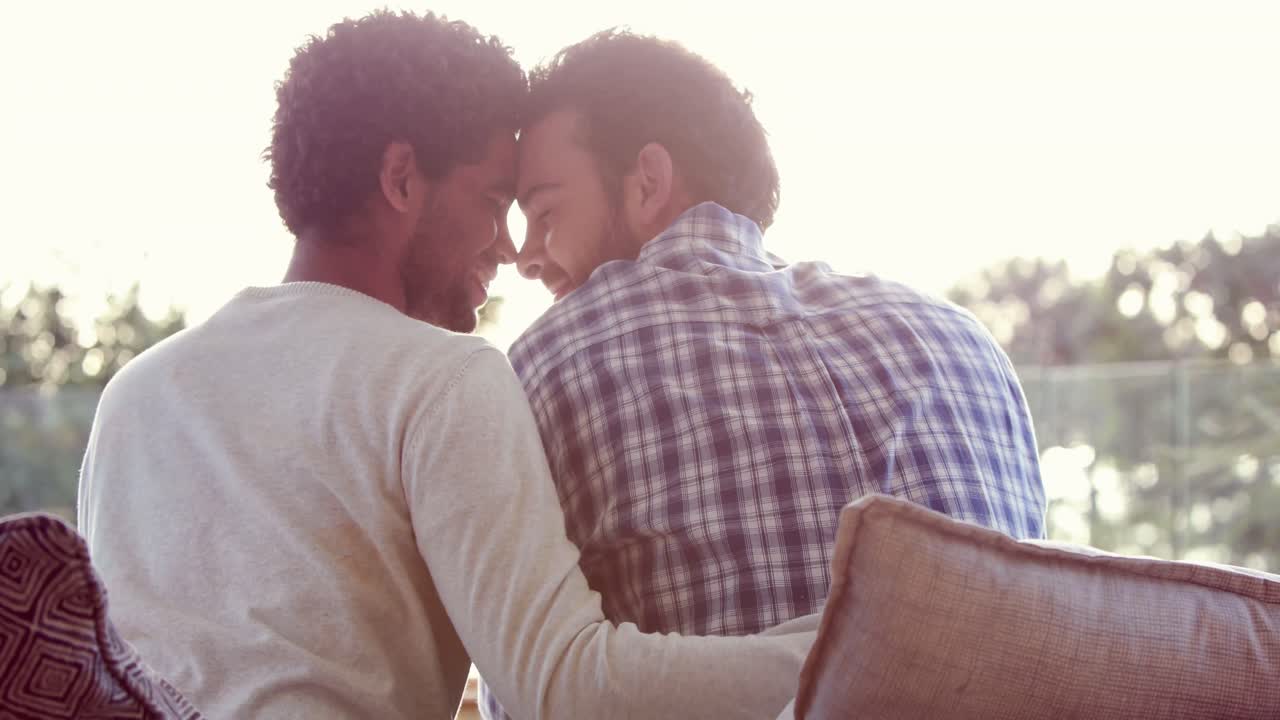 pareja homosexual abrazándose al aire libre
