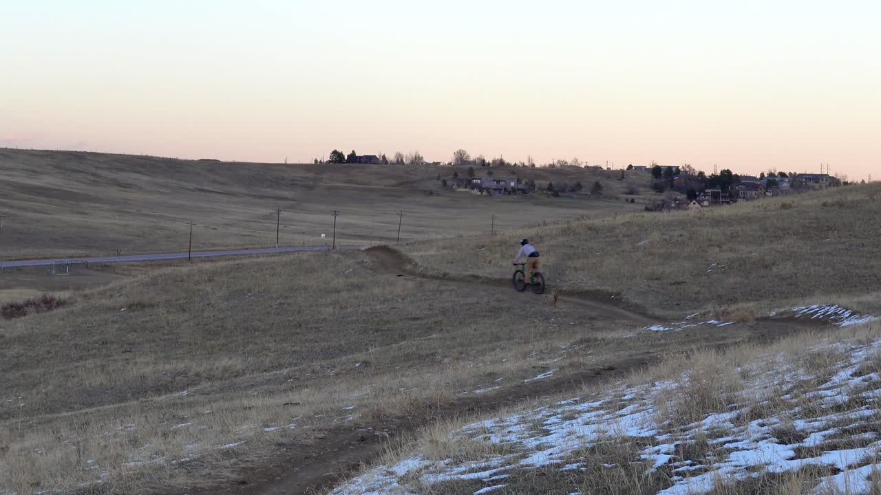 시골길을 달리는 산악자전거