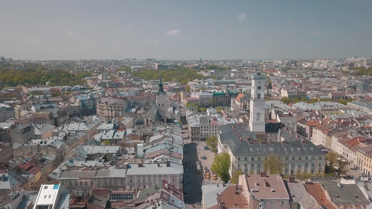 Luftfoto af en by med gamle bybygninger og et tårn