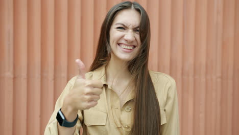 mujer sonriente dando pulgares hacia arriba
